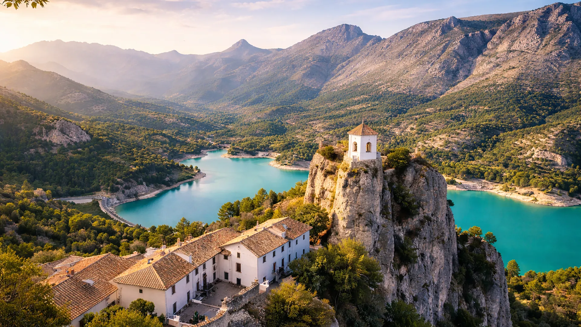 Guadalest w Hiszpanii – panoramiczny widok zamku San José i turkusowego jeziora Embalse de Guadalest