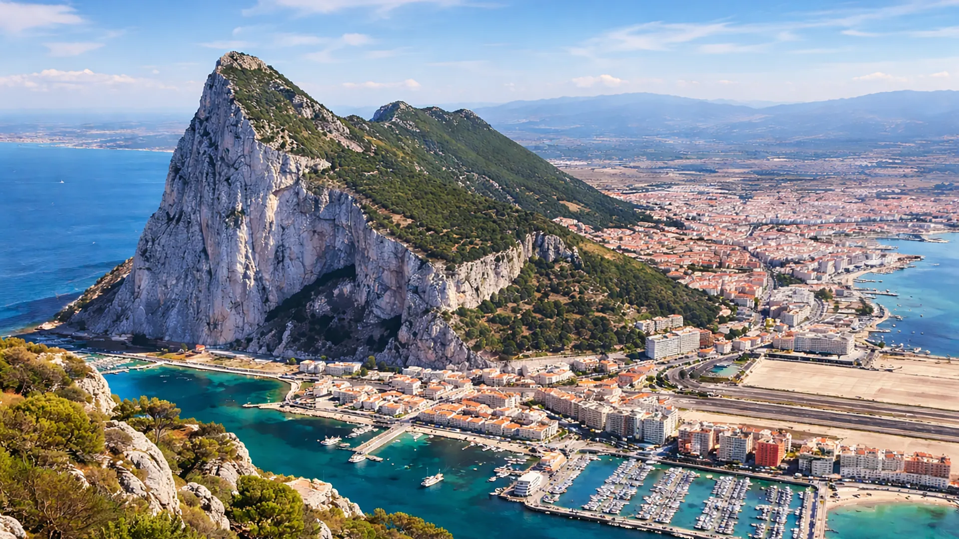 Skała Gibraltarska i port widziane z góry – strategiczne położenie Gibraltaru przy wejściu do Morza Śródziemnego