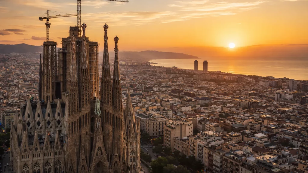 Panorama Barcelony z Sagrada Família o zachodzie słońca – widok na miasto i Morze Śródziemne