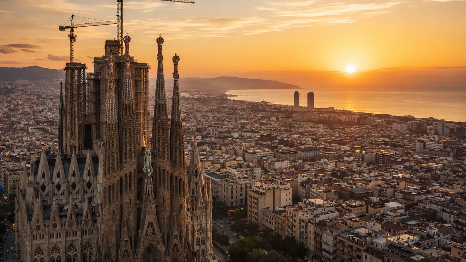 Panorama Barcelony z Sagrada Família o zachodzie słońca – widok na miasto i Morze Śródziemne